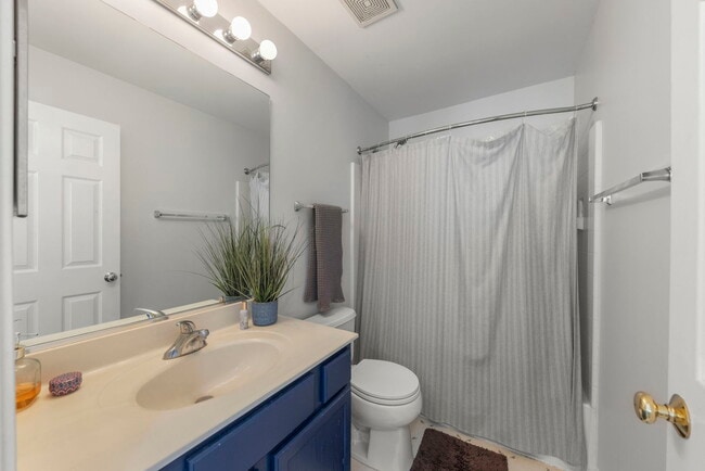 Building Photo - 2020 Juniper Ct