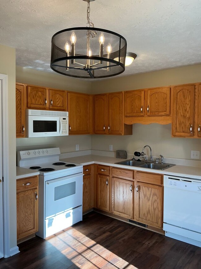 Building Photo - 1006 Bobcat Dr