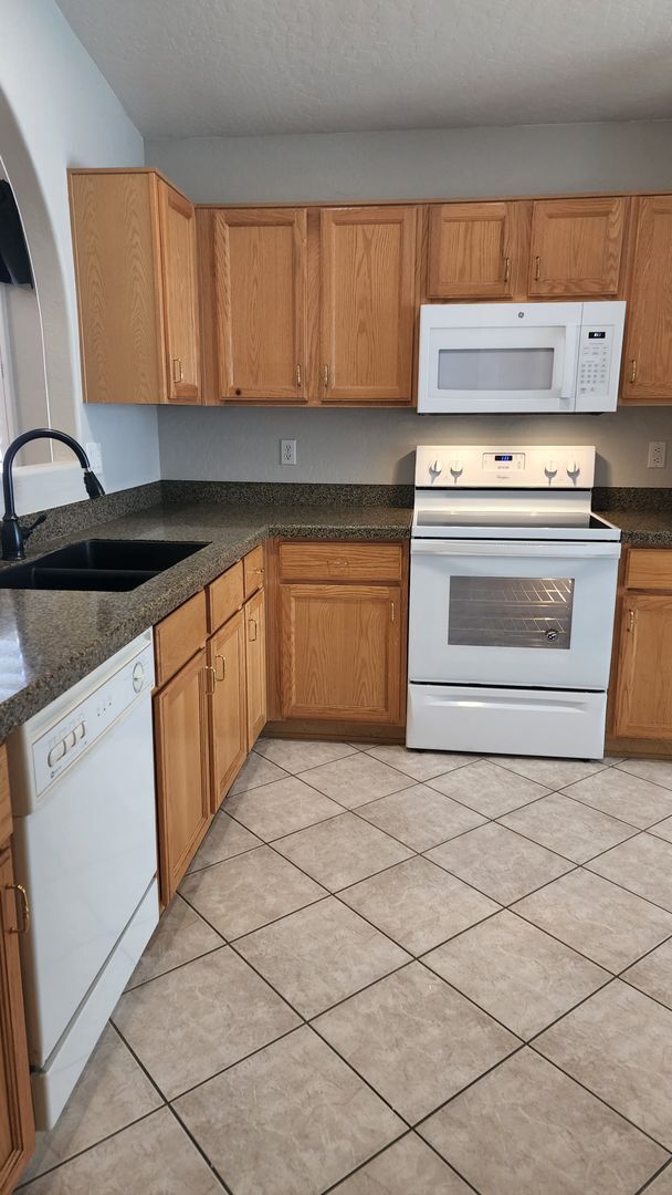 Building Photo - 3 Bedroom Home in Westbank Estates Near E ...