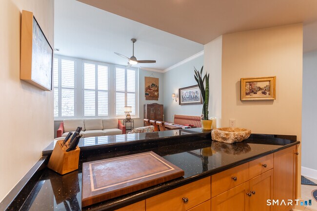 Building Photo - 6 School St