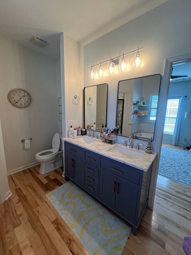 Building Photo - 4 Bedroom with Office Space Near Tulane/Loyola Text (510)-631-1171 for more info!