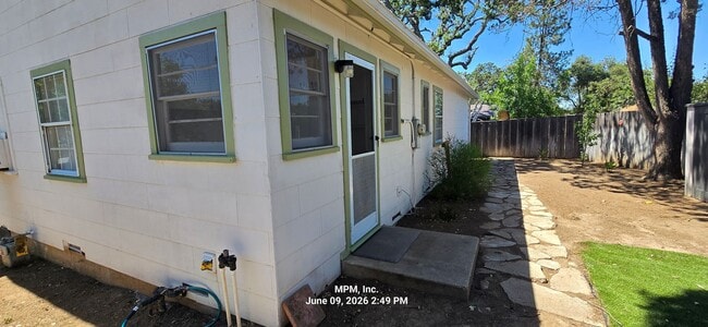Building Photo - Large 1 bed 1 bath home on its own lot