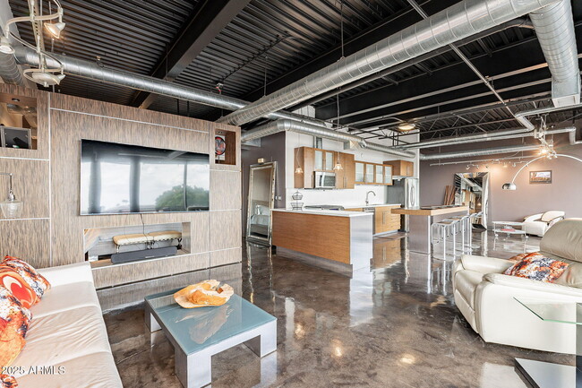 Building Photo - 4020 N Scottsdale Rd