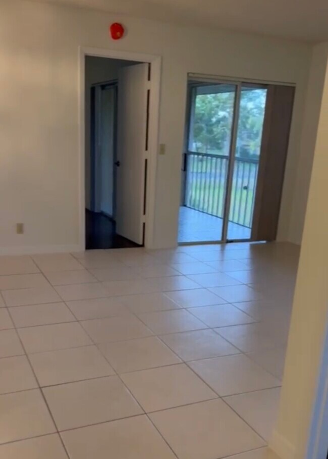 Building Photo - 1562 SE Royal Green Cir