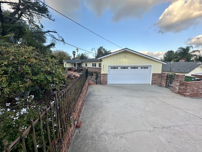 Building Photo - 9071 Paradise Park Dr