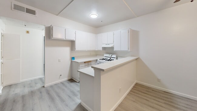 Kitchen - Highland Villa Apartments
