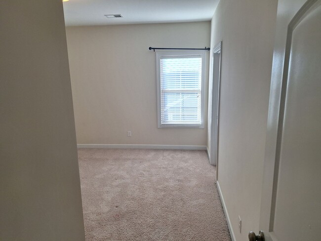 Building Photo - MARCH MOVE IN SPECIAL - $300 off FIRST FUL...