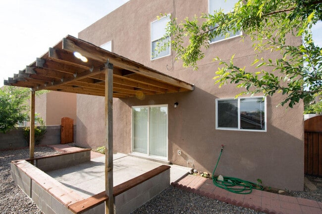 Building Photo - Great 2 Story, 4 bedroom Home.