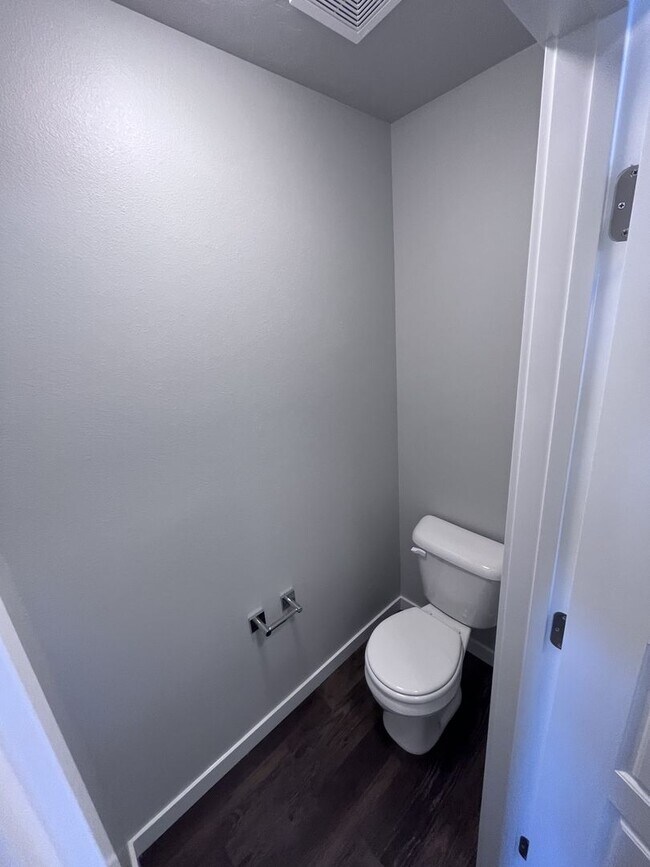 Building Photo - Central Located 4 bed 2.5 bath home