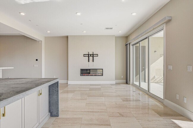 Building Photo - Mira Villa Condo