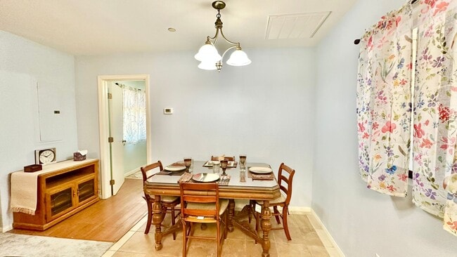 Building Photo - Darling Fully Furnished Guest Home Unit wi...
