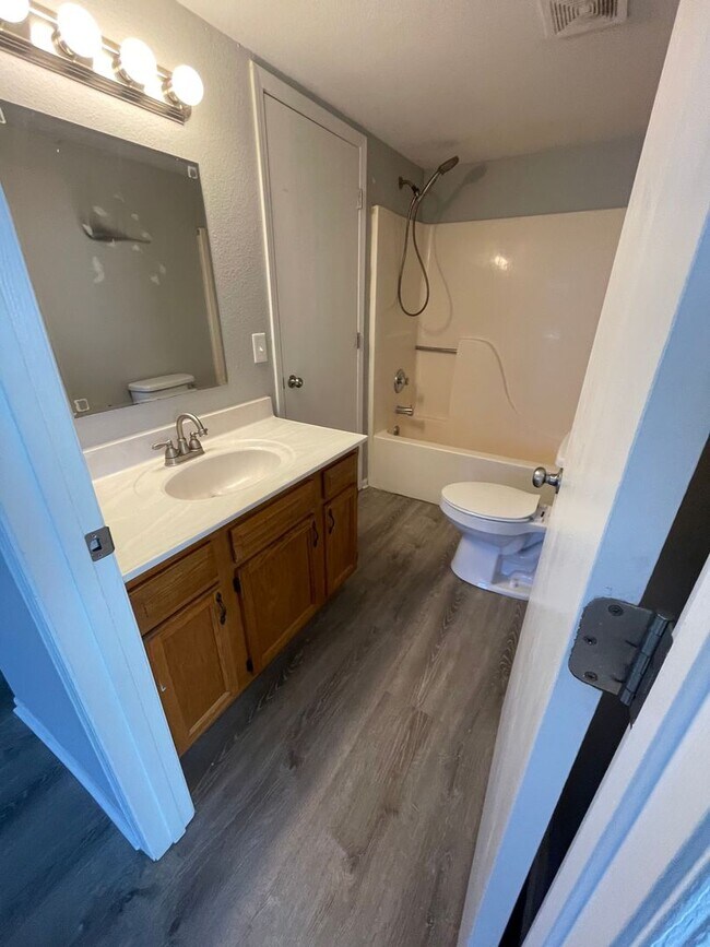 Building Photo - 655-657-657 Country Squire Ct