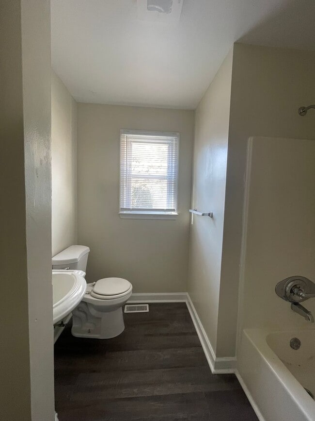 Building Photo - 1014 Colonial Ave