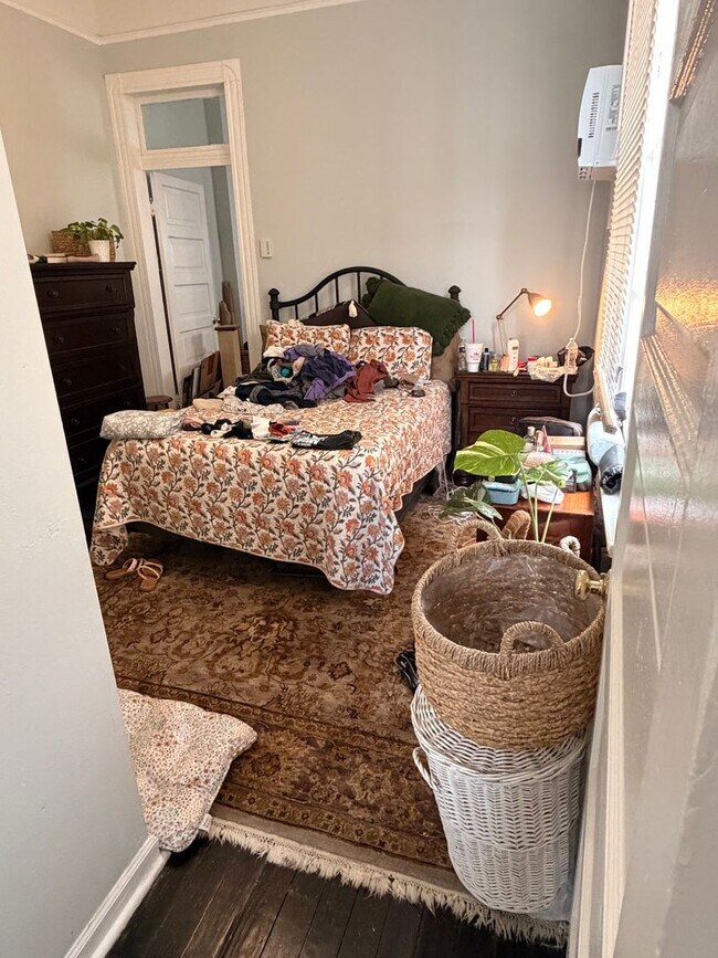 Building Photo - Spacious 1BD Shotgun, Uptown with Backyard!