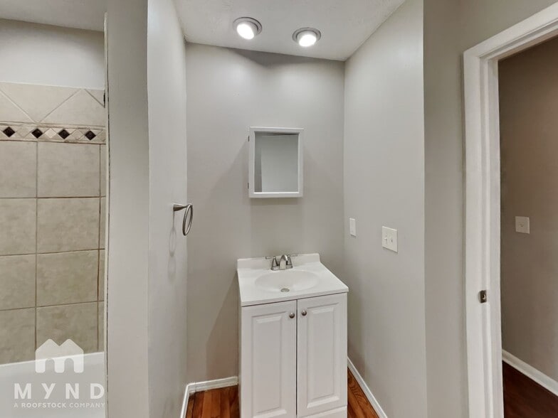 Building Photo - 830 Upwoods Dr