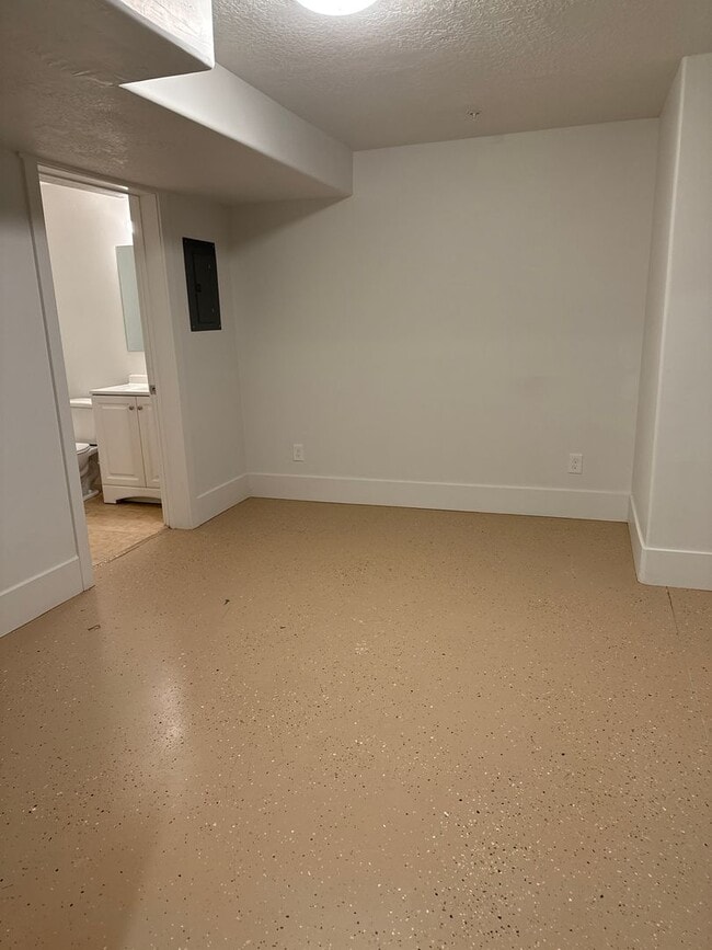 Building Photo - ***Move in Special***