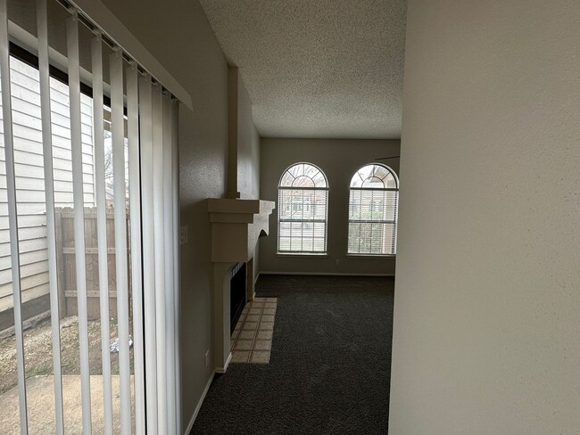 Building Photo - CUTE 3 BEDROOM 2 BATH IN NORTHSIDE ISD