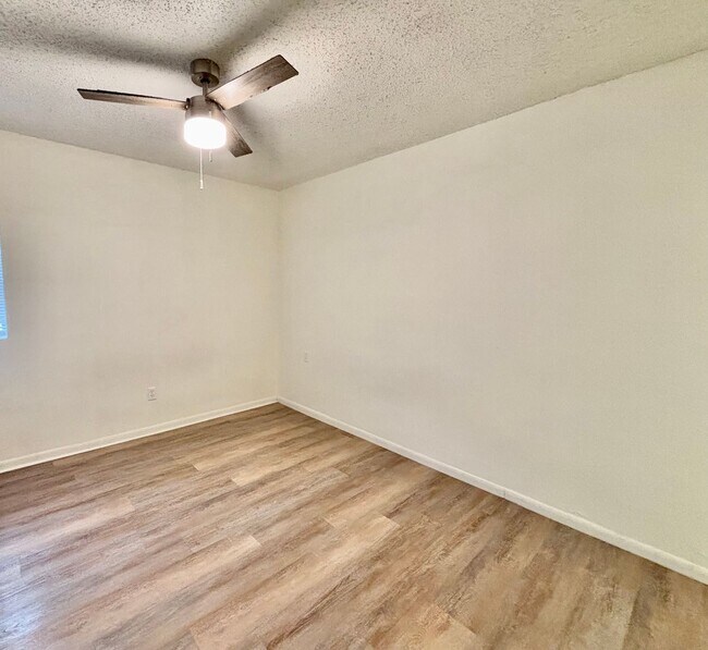 Building Photo - Pre-leasing for February - Updated 3 Bedroom 2 Bathroom Home