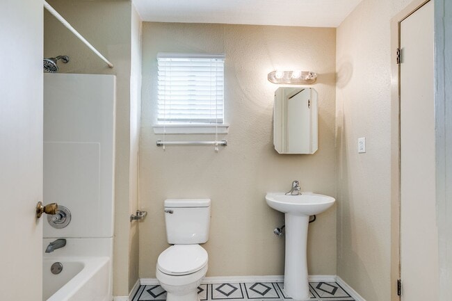 Building Photo - 322 Byrnes Dr