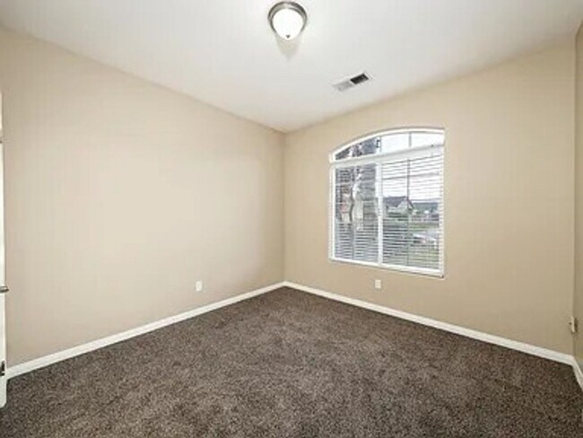 Building Photo - Beautiful Single-family home!