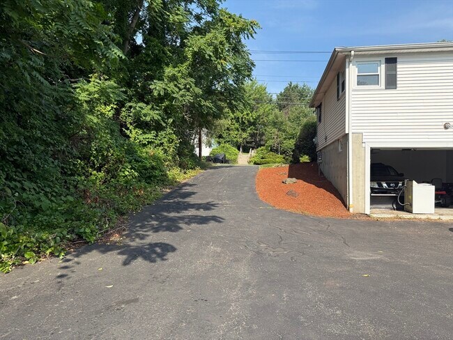 Building Photo - 585 Burncoat St