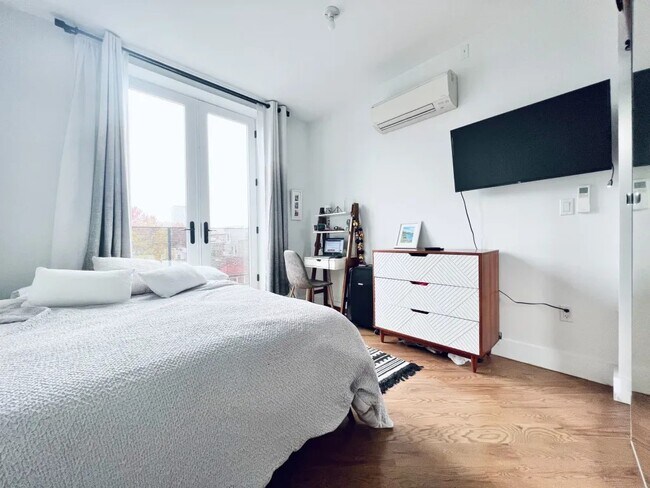 Building Photo - Furnished room/NOT APARTMENT