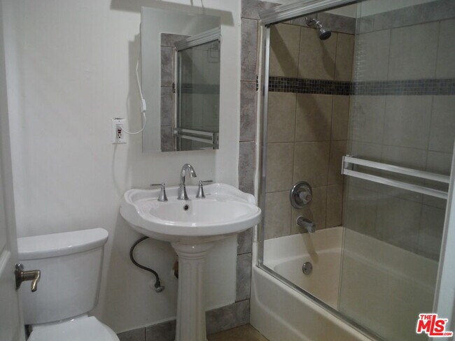 Building Photo - 1805 W 12th Pl