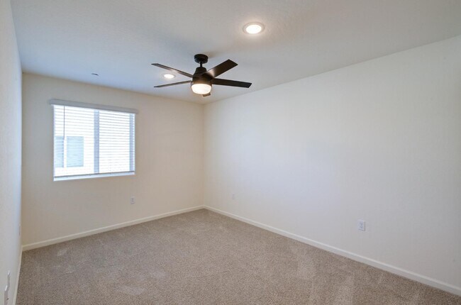 Building Photo - 1527 Foxhill Ln