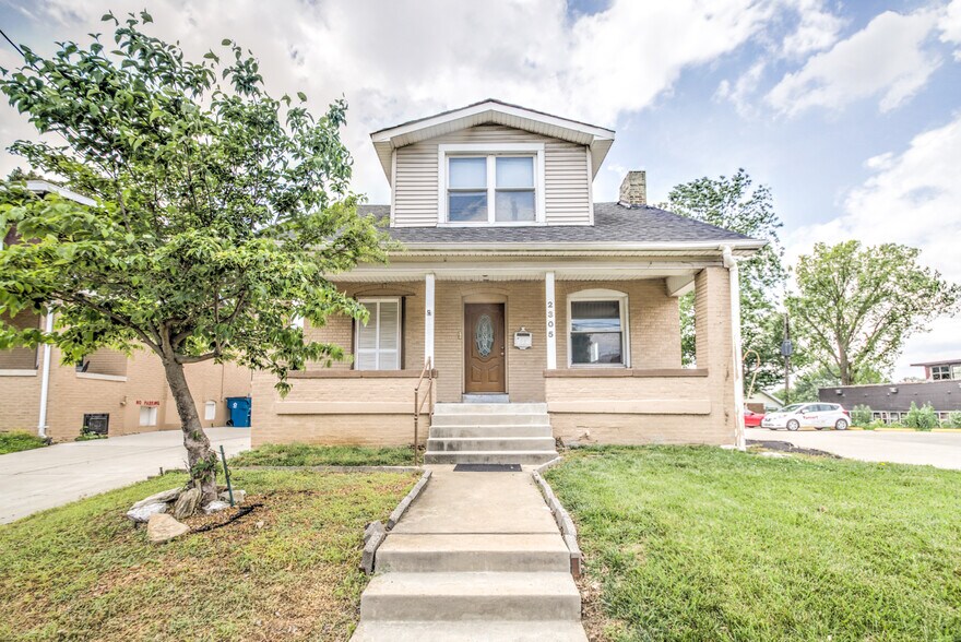 Building Photo - 2305 S Big Bend Blvd