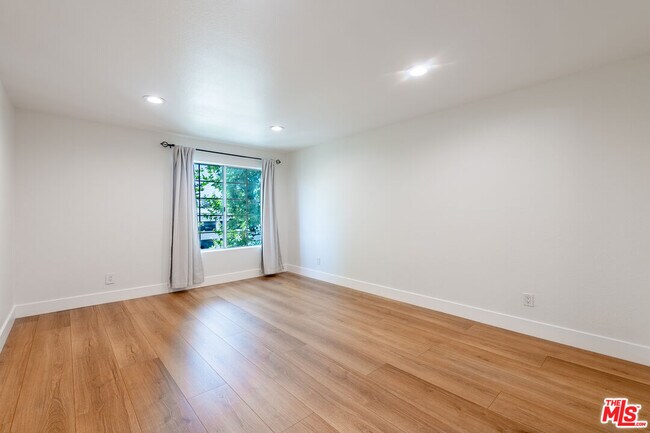 Building Photo - 5500 Owensmouth Ave