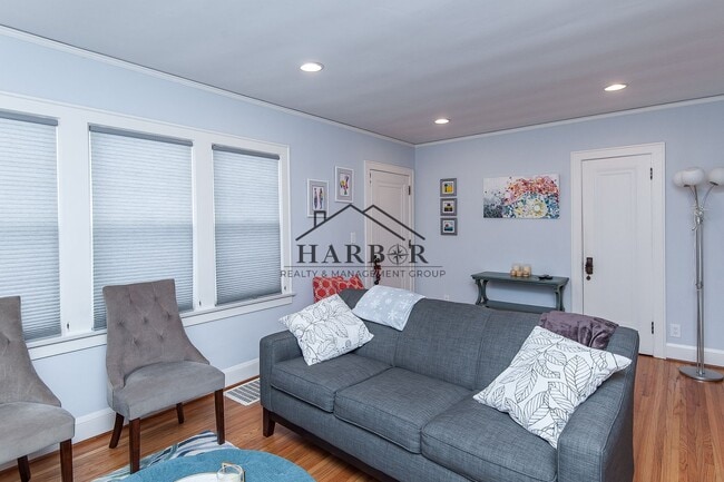 Building Photo - Updated Craftsman Living: 2BR/2BA + Den in NW Rochester