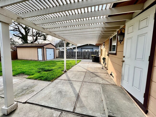 Building Photo - 636 S Tuxedo Ave
