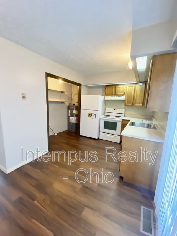 Building Photo - 718 W Light St