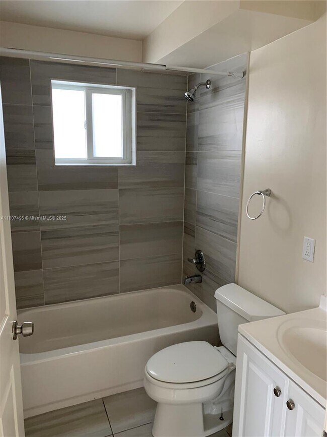 Building Photo - 960 Biarritz Dr