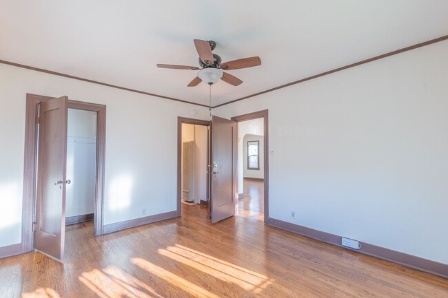 Building Photo - Beautiful 2 Bed +office, den garage, 1 Bath