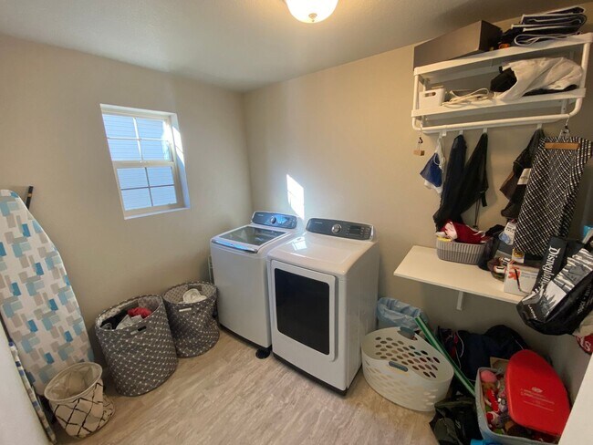 Building Photo - 4 Bed 4 Bathroom Home in Banning Lewis With Fished Basement!!