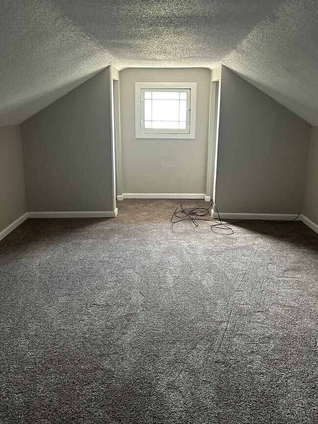 Building Photo - Updated 2/3 Bedroom Bedroom Austintown Home for Rent