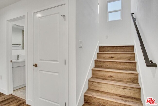 Building Photo - 2419 Cochran Ave