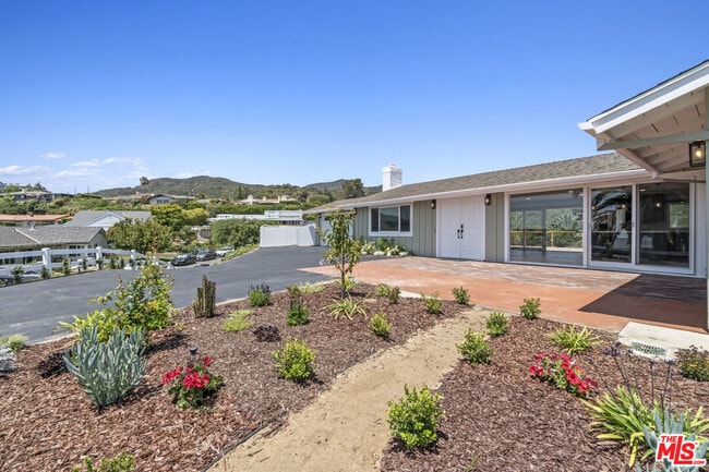 Building Photo - 1060 Palisair Pl