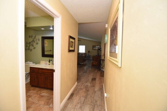 Building Photo - Absolutely adorable 3 bedrooms 2 bath Cana...