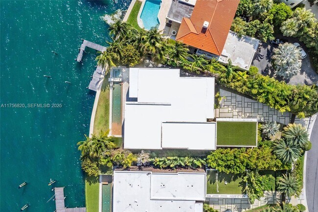 Building Photo - 825 E Dilido Dr