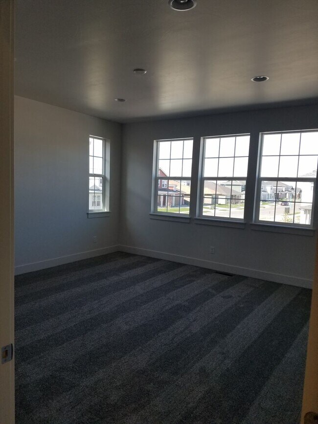 Building Photo - 3 Bed 2.5 Bath in Belgrade with attached d...