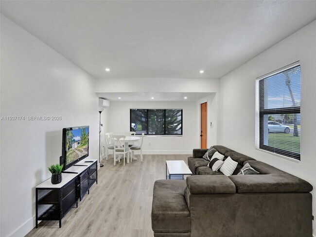 Building Photo - 905 SW 22nd Ave