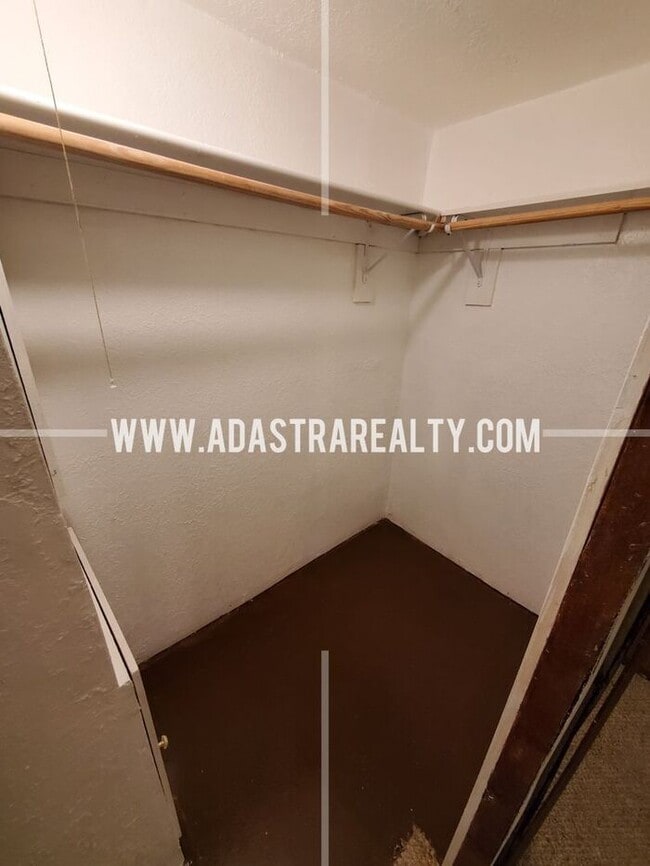 Building Photo - Very Nice Home in South KCMO-Available NOW!!