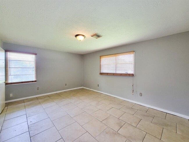 Building Photo - 1703 Raintree Dr