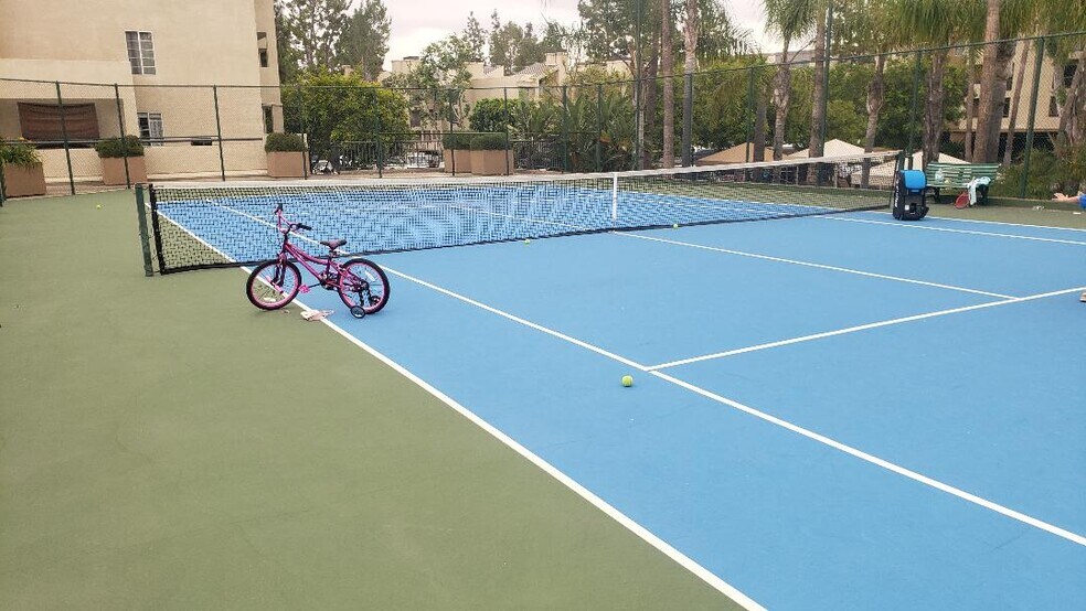 Building Photo - 5540 Owensmouth Ave