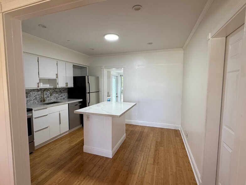 Building Photo - 1413 SW 23rd Ave