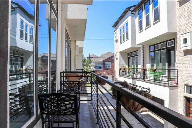 Building Photo - 5813 Petty St