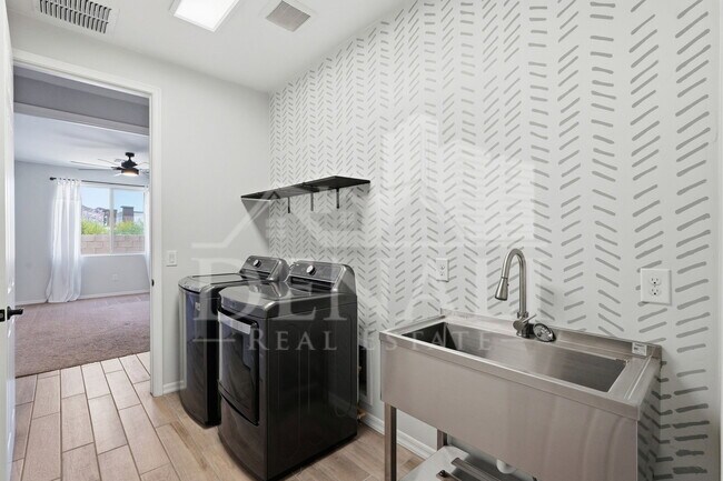 Building Photo - 4220 S Macy Cir