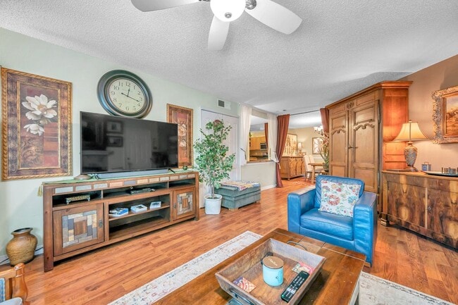 Building Photo - Quiet 3 bedroom 2 Bathroom Condo Unit in C...